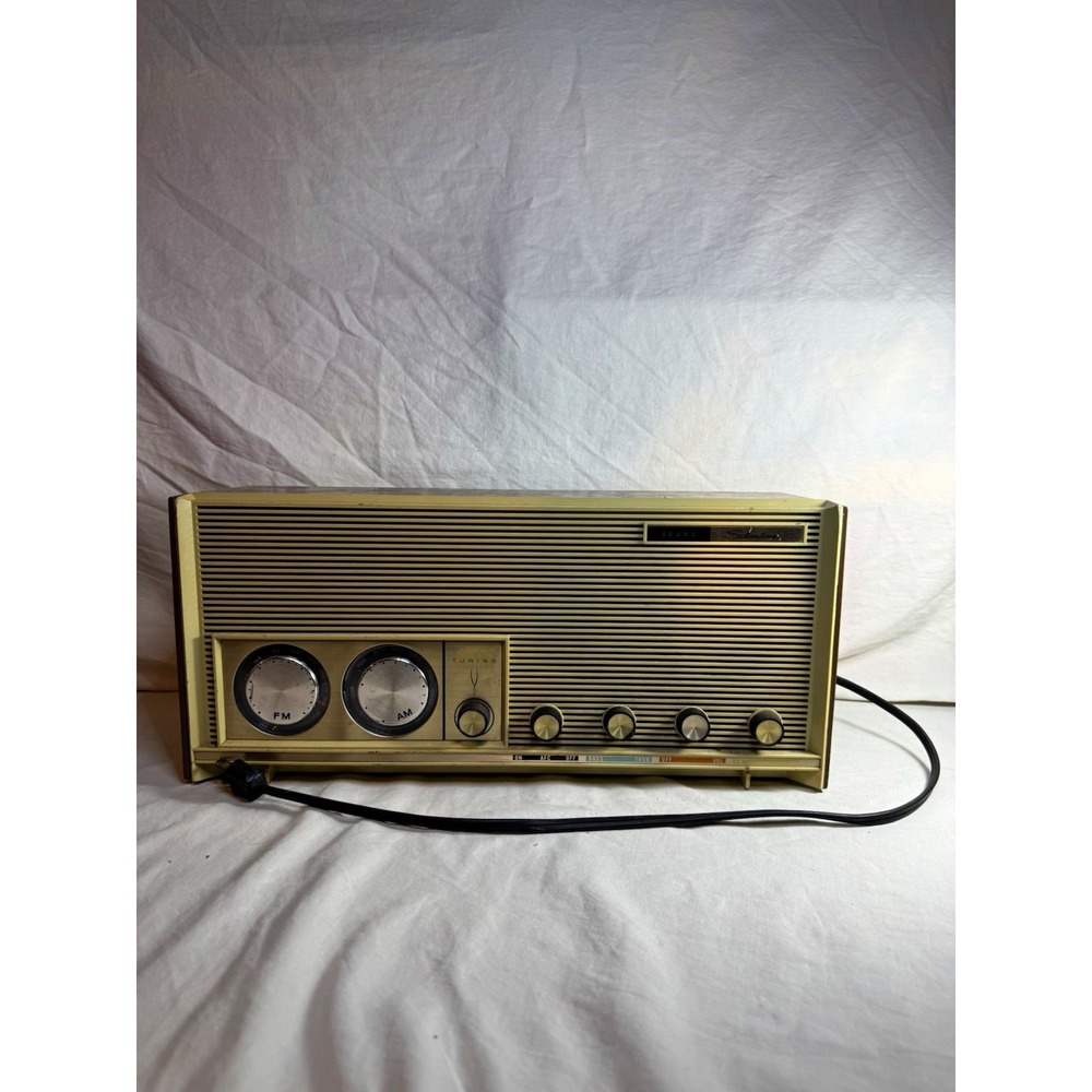 Sears Silvertone Vintage Portable AM/FM Radio – Powers On, Not Receiving Station